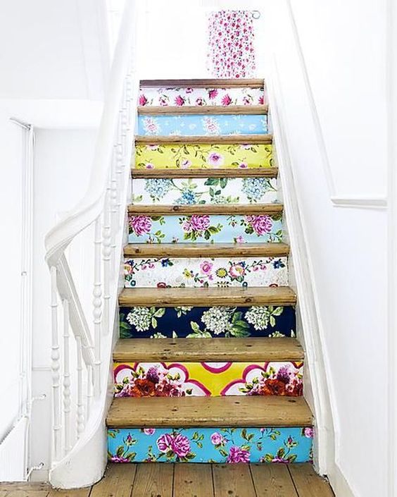 Escalier contre marche en papier peint fleurie